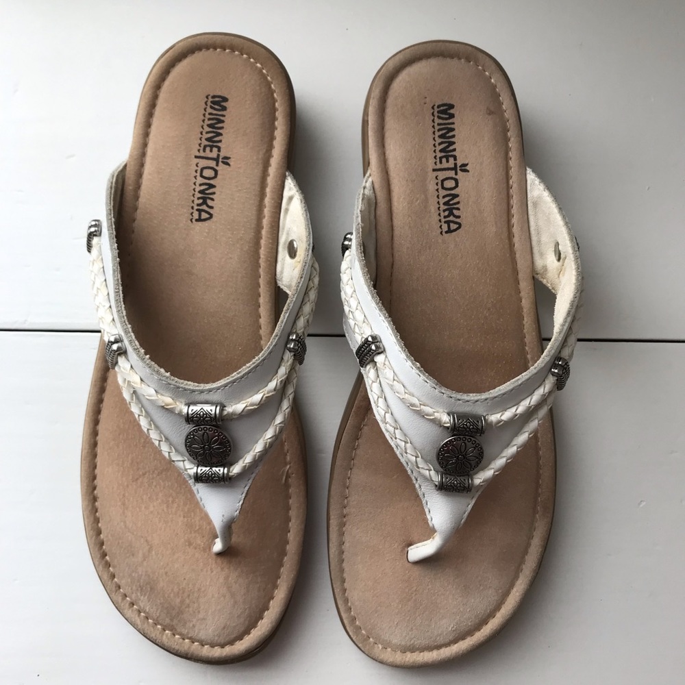 Minnetonka Silverthorne sandal flip-flop size 8 White